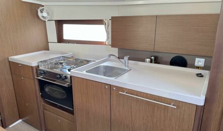 Pantry Innenaufnahme der Oceanis 38.1 "Flip" in Pula in Kroatien