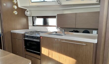 Pantry Innenaufnahme der Oceanis 38.1 "Neela" in Heiligenhafen