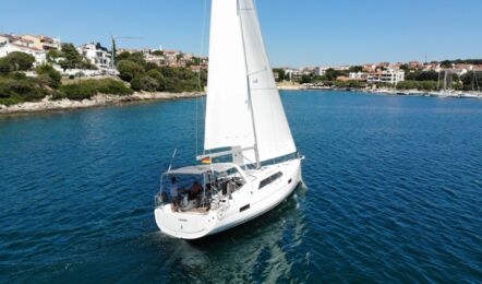 Steuerbord Aussenaufnahme unter Segeln der Oceanis 41.1 Pauline in Pula in Kroatien