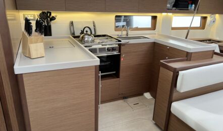 Pantry Innenaufnahme der Oceanis 51.1 Bambi in Punat