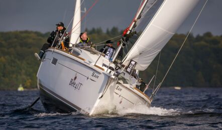 Bugansicht der Sun Odyssey 349 Sam in Flensburg