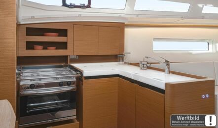 Pantry Innenaufnahme einer Sun Odyssey 380 in Biograd in Kroatien