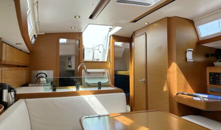 Salon Aussenaufnahme der Sun Odyssey 389 "Lioba" in Heiligenhafen