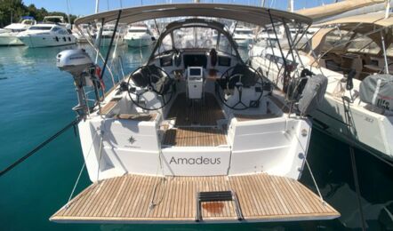 Heckaufnahme mit offener Badeplattform und Sicht auf das Cockpit der Sun Odyssey 389 Amadeus in Rogoznica in Kroatien