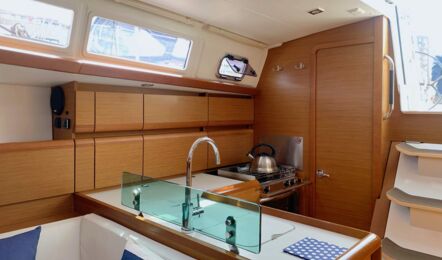 Pantry Innenaufnahme der Sun Odyssey 389 "Max" in Flensburg