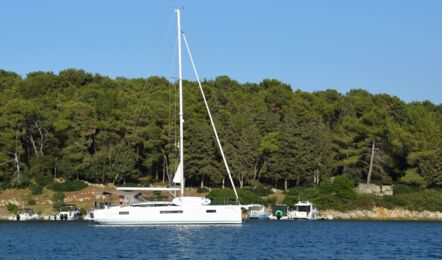 Steuerbord Aussenaufnahme der Sun Odyssey 410 "Lara" in Punat in Kroatien