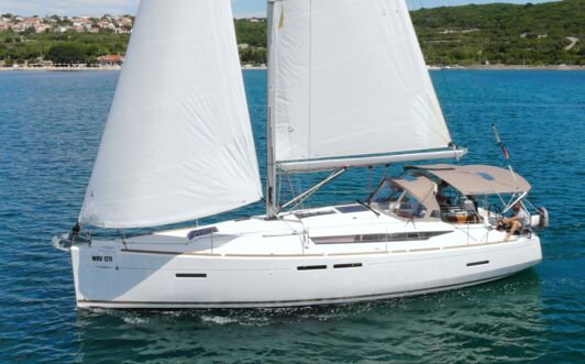 Backbord Aussenaufnahme der Sun Odyssey 419 "Happy Welcome" in Puunat in Kroatien