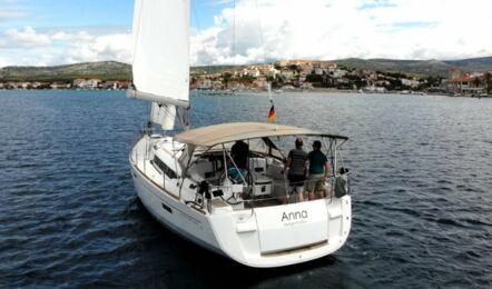 Backbord Heckaufnahme der Sun Odyssey 479 Anna in Rogoznica in Kroatien