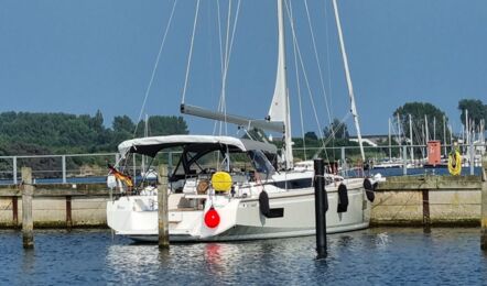 Heck Aussenaufnahme der Bavaria C42 "Zazu" in Heiligenhafen