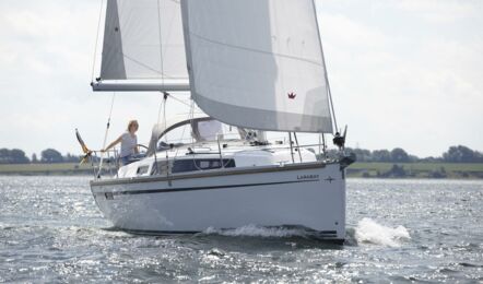 Steuerbord Bugansicht der Bavaria cruiser 34 Larabay in Heiligenhafen