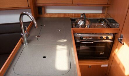 Pantry der Bavaria cruiser 34 Larabay in Heiligenhafen