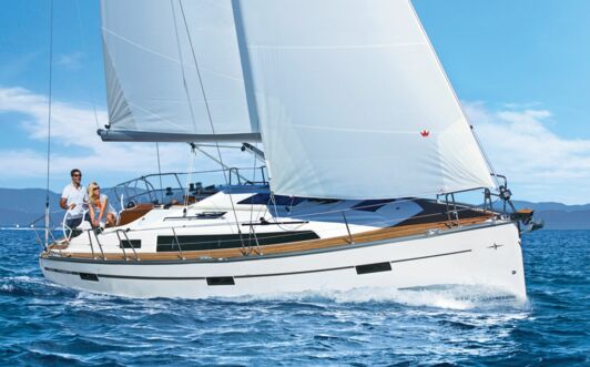 Steuerbord Aussenaufnahme einer Bavaria cruiser 37