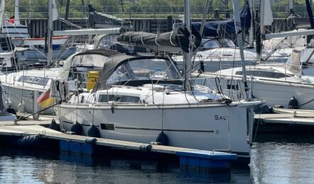 Bug Steuerbord Aussenaufnahme der Dufour 350 GL "Salt" in Flensburg