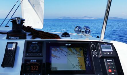 Steuerstand Instrumente Aussenaufnahme des Katamarans Lagoon 40 "Vaiana" in Puant in Kroatien