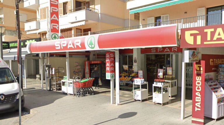 Supermarkt SPAR direkt vor der Marina