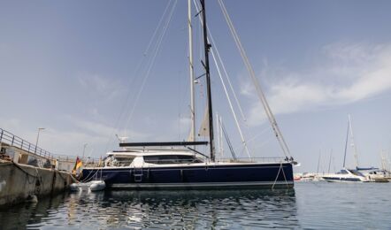 Steuerbord Aussenaufnahme der Moody 54DS Adventuro in Can Pastilla auf Mallorca