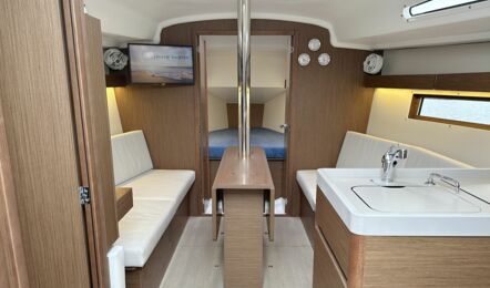 Salon Innenaufnahme der Oceanis 34.1.2 "Liam" in Barth