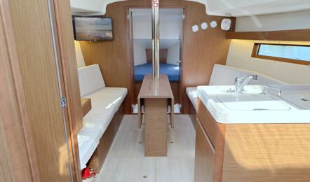 Salon Innenaufnahme der Oceanis 34.1 "Fiete" in Heiligenhafen