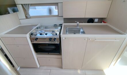 Pantry Innenaufnahme der Oceanis 38.1 "Whitehaven" in Flensburg