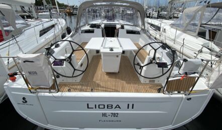 Heckansicht mit Steuerräder und Cockpit am Steg der Oceanis 40.1 Lioba 2 in Flensburg