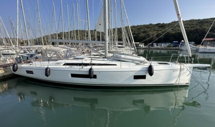 Steuerbord Aussenaufnahme der Oceanis 51.1 "Obelix" in Pula in Kroatien