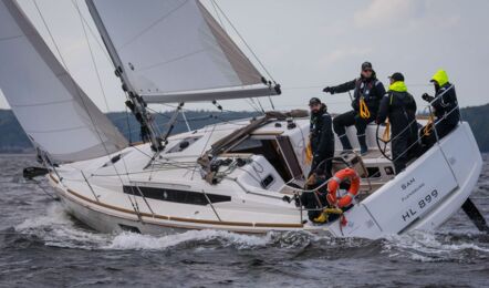 Backbord Heckansicht unter Segel der Sun Odyssey 349 Sam in Flensburg