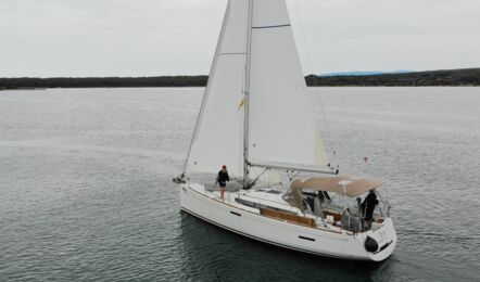 Backbord Heck Aussenaufnahme der Sun Odyssey 389.2 "Tara" in Punat in Kroatien