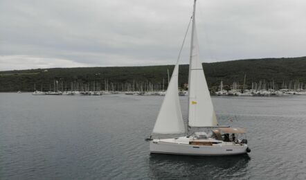 Backbord Aussenaufnahme der Sun Odyssey 389 "Sissi" in Punat in Kroatien
