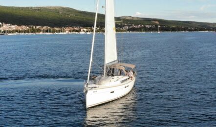 Bug Aussenaufnahme der Sun Odyssey 479 "Perla" in Punat in Kroatien