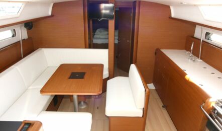 Salon mit Pantry der Sun Odyssey 479 Vencel in Pula in Kroatien