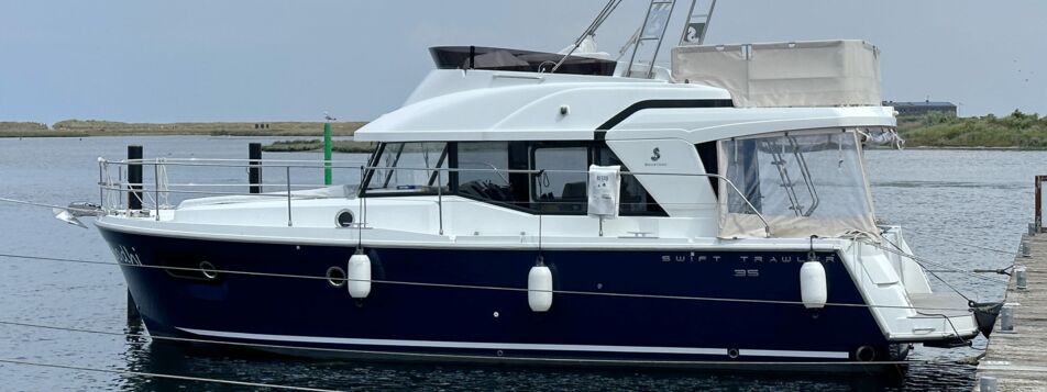 Backbord Aussenaufnahme der Beneteau Swift Trawler 35 "Bodhi" in Heiligenhafen