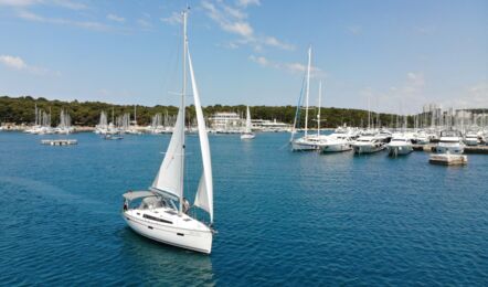 Bug Aussenaufnahme der Bavaria Cruiser 37 "Bibi" in Pula in Kroatien