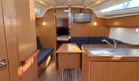 Salon Innenaufnahme der Bavaria cruiser 37 "Happy Place" in Flensburg