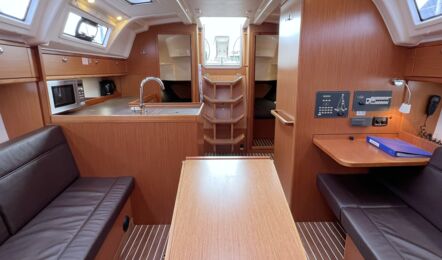 Salon und Pantry Innenaufnahme der Bavaria cruiser 37 "Finnyocean" in Heiligenhafen