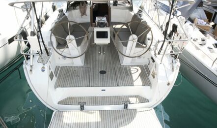 Heckaufnahme mit Blick auf das Cockpit und offener Badeplattform der Bavaria Cruiser 41 Maestral in Rogoznica in Kroatien