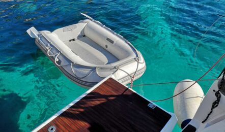 Badeplattform und Dinghy Aussenaufnahme der Bavaria cruiser 45 "Eva" in Palma auf Mallorca