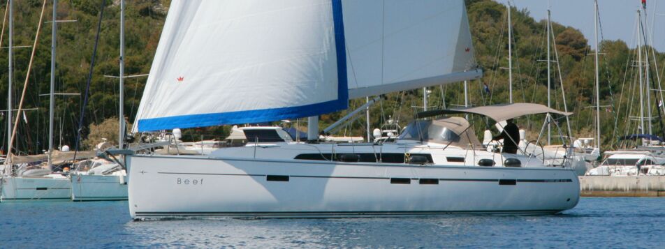 Backbord Aussenaufnahme der Bavaria cruiser 46 "Beef" in Pula in Kroatien