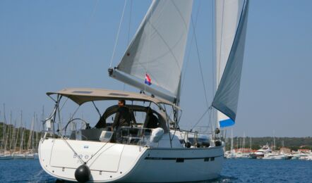 Steuerbord Heck Aussenaufnahme der Bavaria cruiser 46 "Beef" in Pula in Kroatien