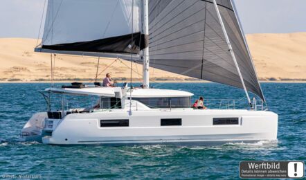 Steuerbord Aussenaufnahme unter Segeln eines Katamarans Lagoon 46 auf Mallorca in Can Pastilla