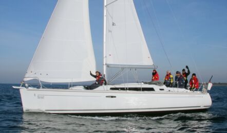 Steuerbord Aussenaufnahme der Oceanos 37 "Hornet" in Heiligenhafen