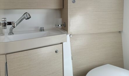 WC Innenaufnahme der Oceanis 38.1 "Balosbay" in Heiligenhafen