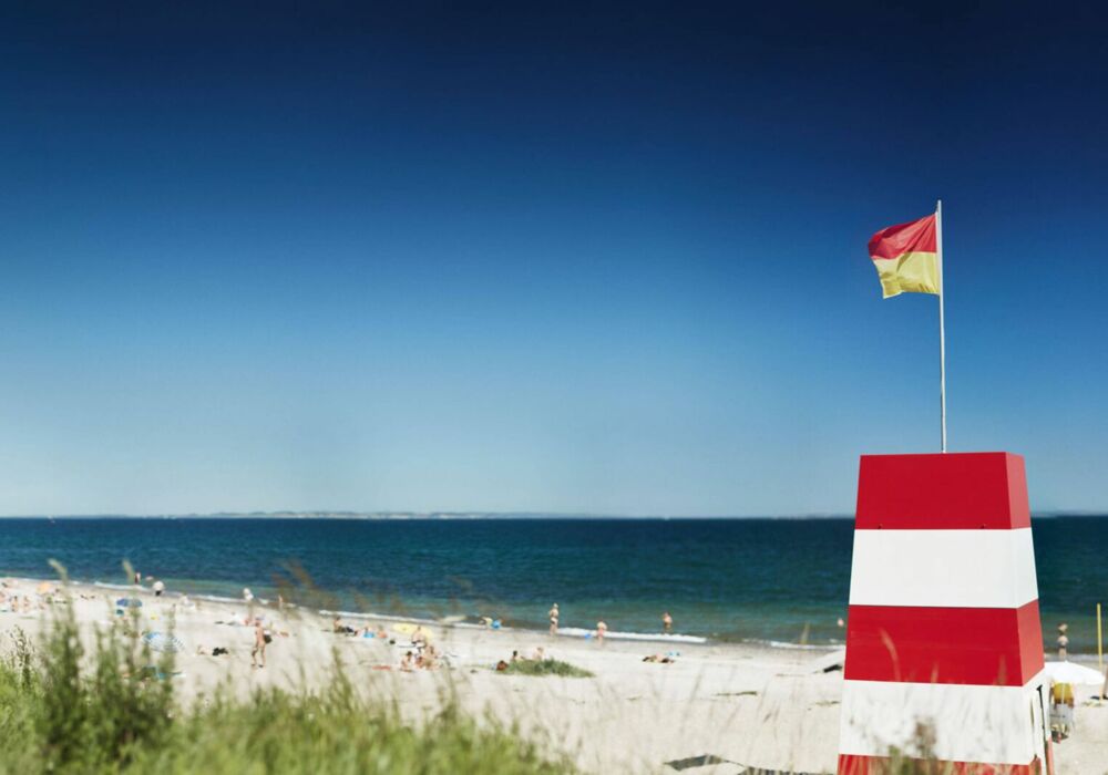 Törnvorschlag 1: Ostseestrand mit Flagge