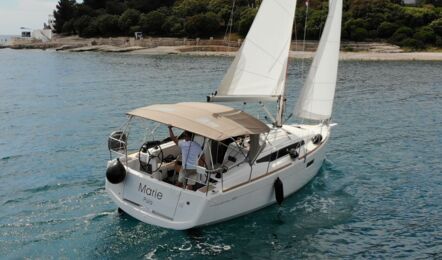 Heck Aussenaufnahme der Sun Odyssey 349.2 "Marie" in Pula in Kroatien