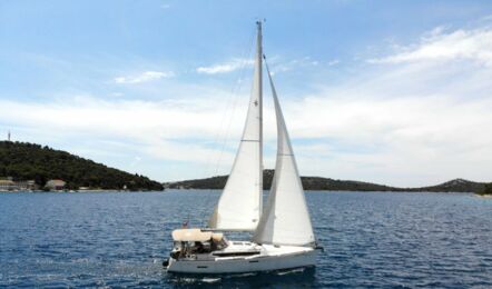 Steuerbord Aussenaufnahme unter Segeln der Sun Odyssey 389 Amadeus in Rogoznica in Kroatien