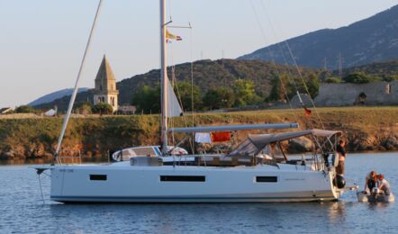 Backbord Aussenaufnahme der Sun Odyssey 410 "Lara" in Punat in Kroatien