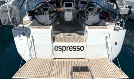 Heckaufnahme mit Sicht auf das Cockpit und offener Badeplattform der Sun Odyssey 419 Espresso in Rogoznica in Kroatien