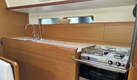 Pantry Innenaufnahme der Sun Odyssey 479 "Perla" in Punat in Kroatien